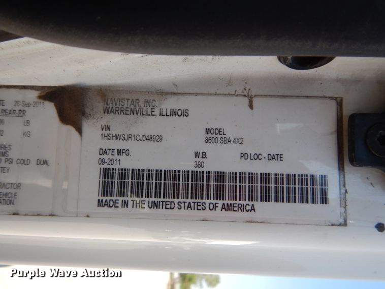 image for item DI8261 2012 International 8600  semi truck