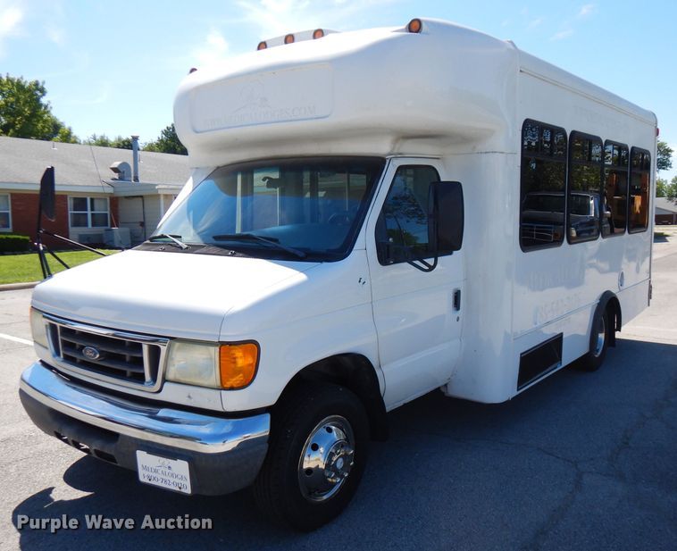 image for item FN9365 2005 Ford E350 Super Duty  shuttle bus
