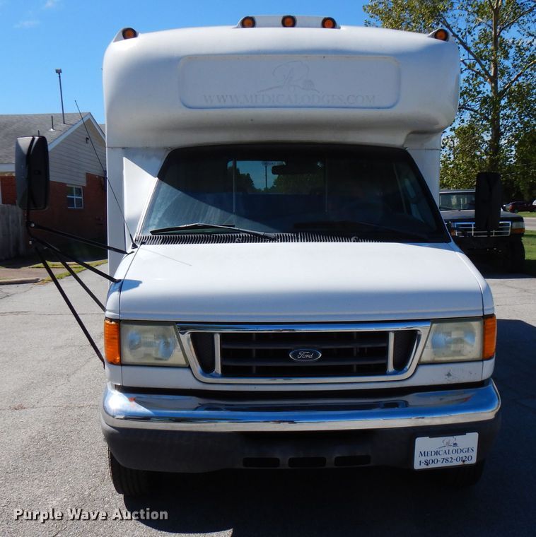 image for item FN9365 2005 Ford E350 Super Duty  shuttle bus