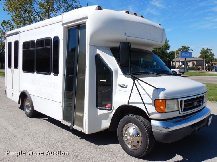 image for item FN9365 2005 Ford E350 Super Duty  shuttle bus