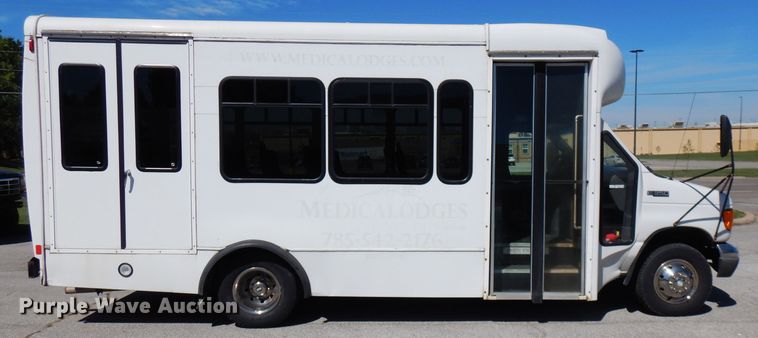 image for item FN9365 2005 Ford E350 Super Duty  shuttle bus