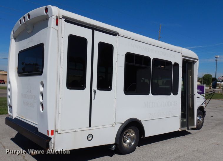 image for item FN9365 2005 Ford E350 Super Duty  shuttle bus