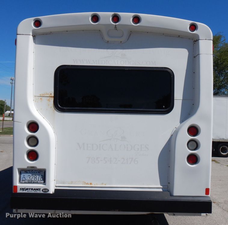 image for item FN9365 2005 Ford E350 Super Duty  shuttle bus