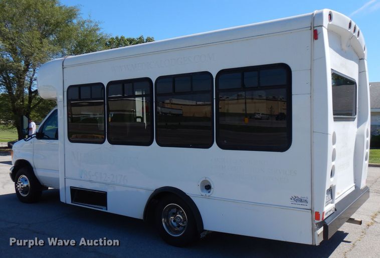 image for item FN9365 2005 Ford E350 Super Duty  shuttle bus