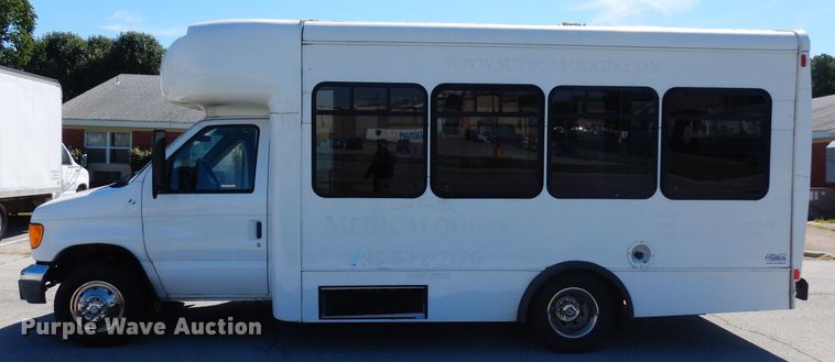 image for item FN9365 2005 Ford E350 Super Duty  shuttle bus