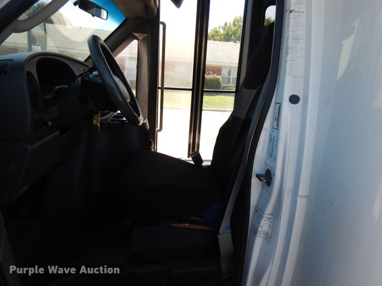 image for item FN9365 2005 Ford E350 Super Duty  shuttle bus