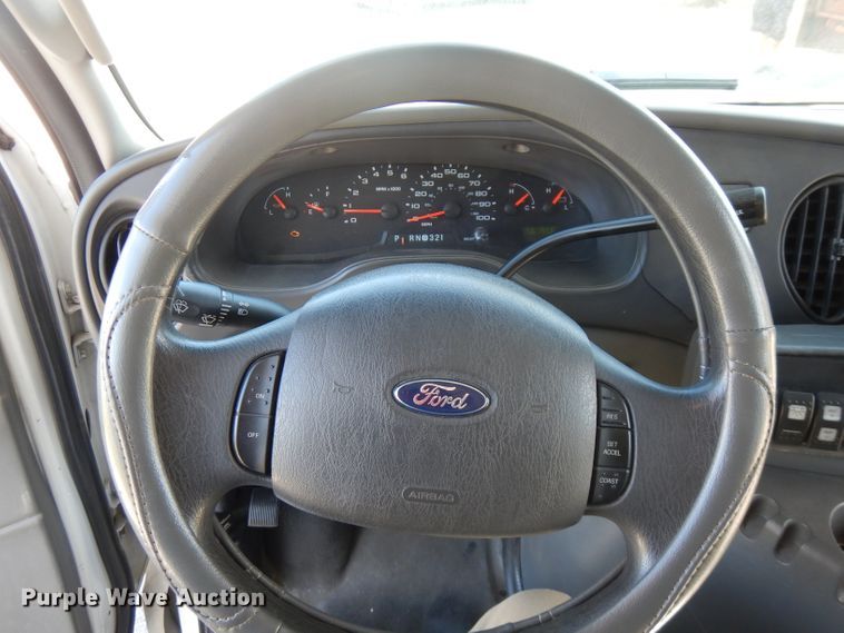 image for item FN9365 2005 Ford E350 Super Duty  shuttle bus