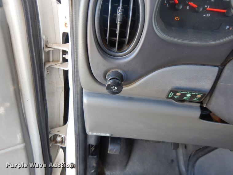 image for item FN9365 2005 Ford E350 Super Duty  shuttle bus