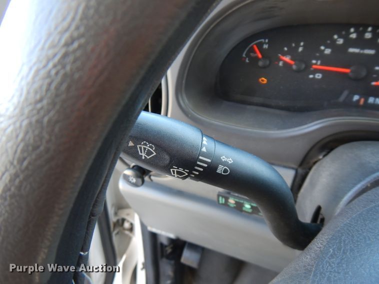 image for item FN9365 2005 Ford E350 Super Duty  shuttle bus