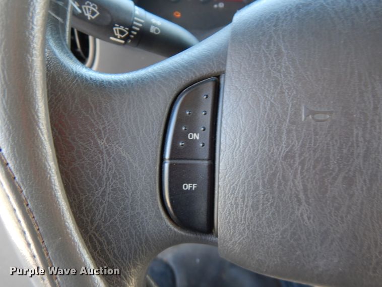 image for item FN9365 2005 Ford E350 Super Duty  shuttle bus