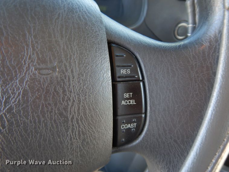 image for item FN9365 2005 Ford E350 Super Duty  shuttle bus