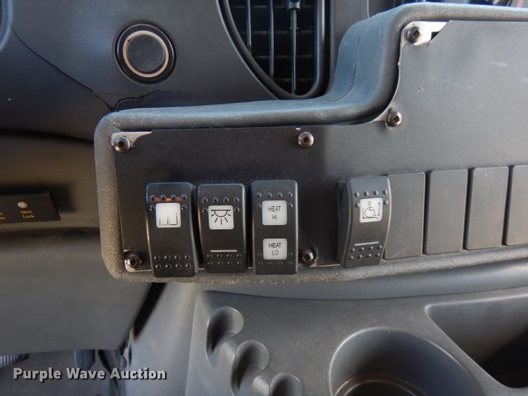 image for item FN9365 2005 Ford E350 Super Duty  shuttle bus