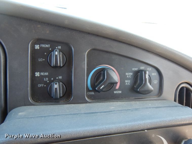 image for item FN9365 2005 Ford E350 Super Duty  shuttle bus