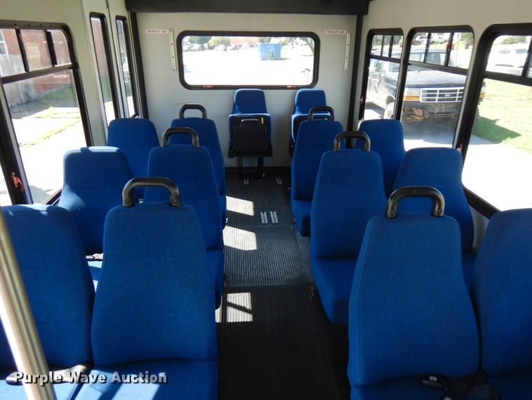 image for item FN9365 2005 Ford E350 Super Duty  shuttle bus