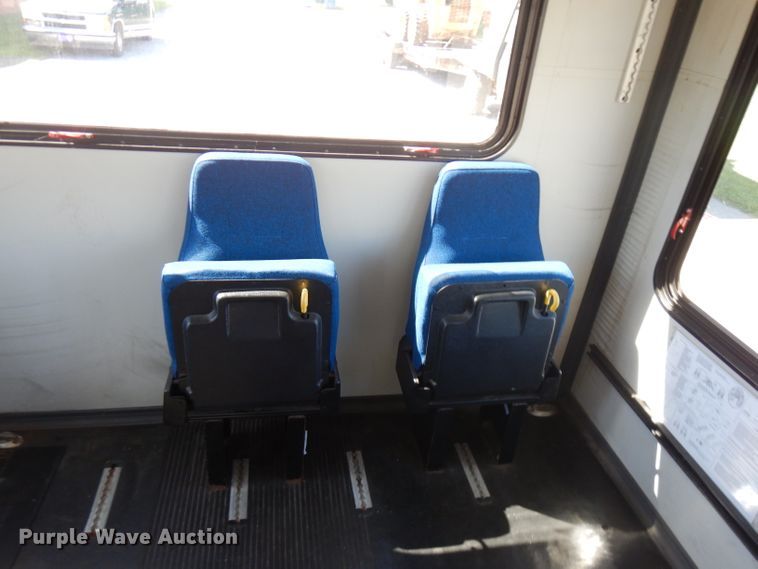 image for item FN9365 2005 Ford E350 Super Duty  shuttle bus