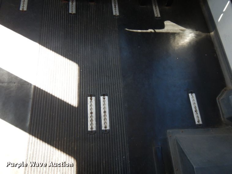 image for item FN9365 2005 Ford E350 Super Duty  shuttle bus