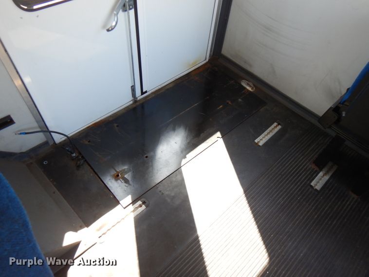 image for item FN9365 2005 Ford E350 Super Duty  shuttle bus