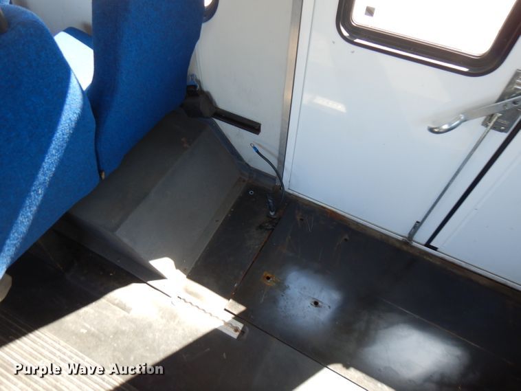 image for item FN9365 2005 Ford E350 Super Duty  shuttle bus