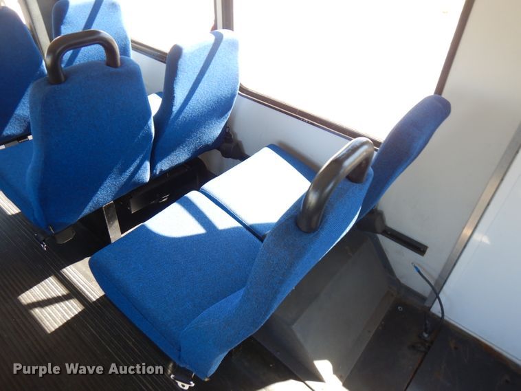 image for item FN9365 2005 Ford E350 Super Duty  shuttle bus