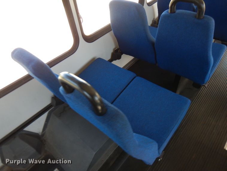 image for item FN9365 2005 Ford E350 Super Duty  shuttle bus