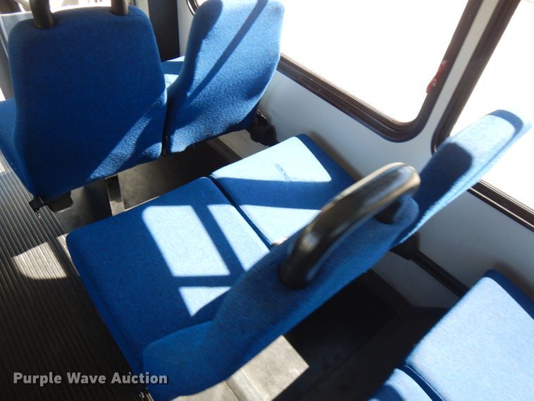 image for item FN9365 2005 Ford E350 Super Duty  shuttle bus