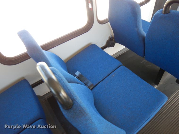 image for item FN9365 2005 Ford E350 Super Duty  shuttle bus