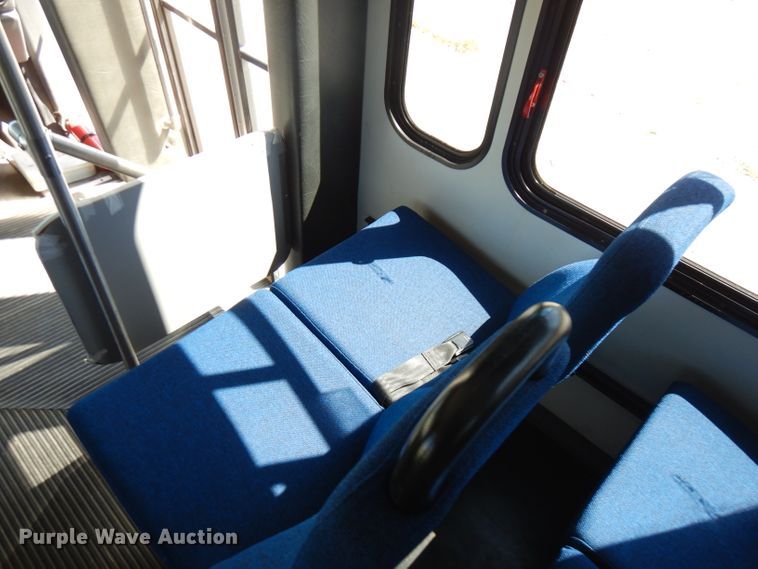 image for item FN9365 2005 Ford E350 Super Duty  shuttle bus