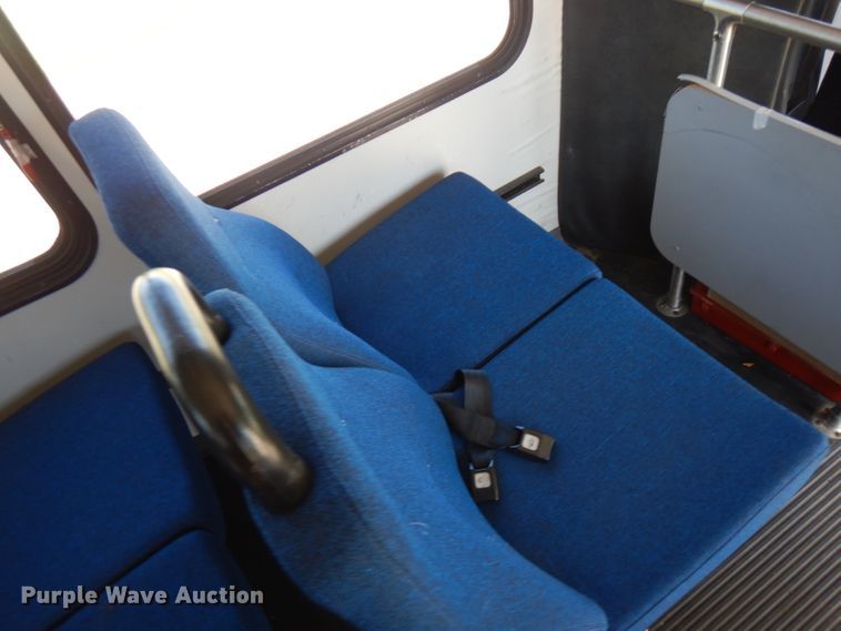 image for item FN9365 2005 Ford E350 Super Duty  shuttle bus