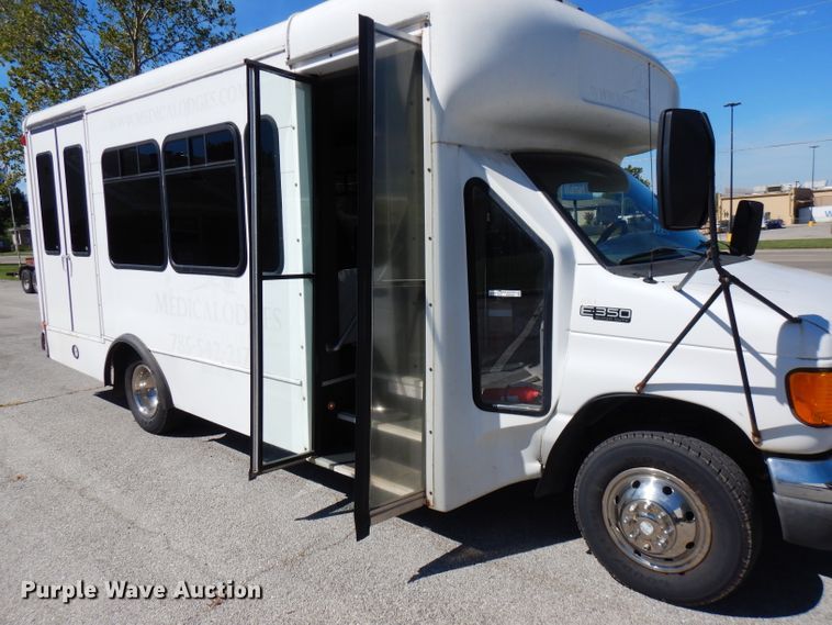 image for item FN9365 2005 Ford E350 Super Duty  shuttle bus