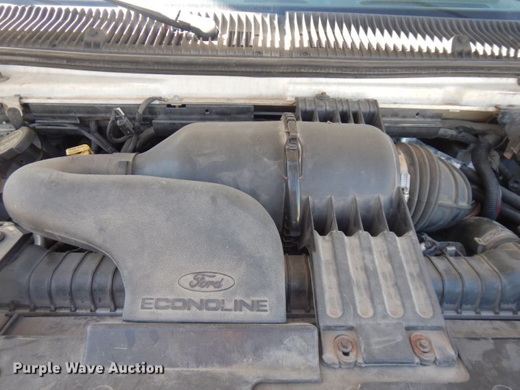 image for item FN9365 2005 Ford E350 Super Duty  shuttle bus