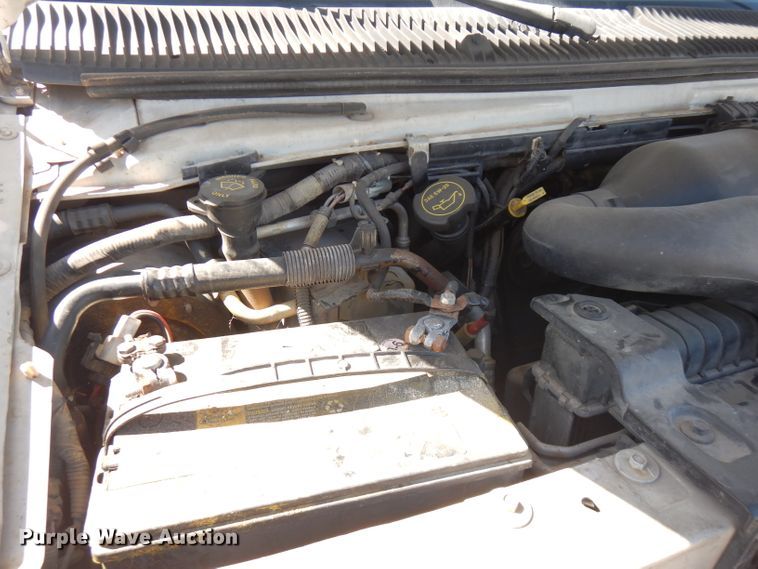 image for item FN9365 2005 Ford E350 Super Duty  shuttle bus