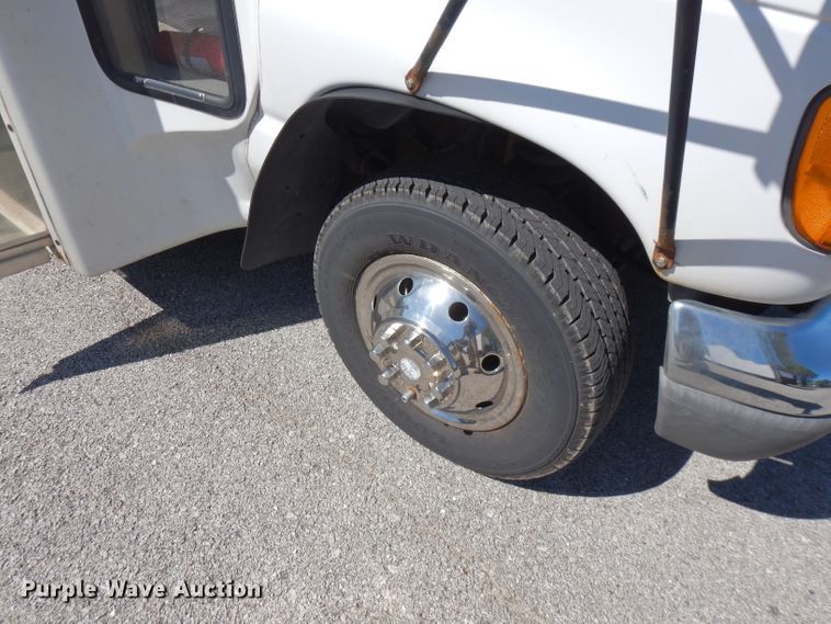 image for item FN9365 2005 Ford E350 Super Duty  shuttle bus