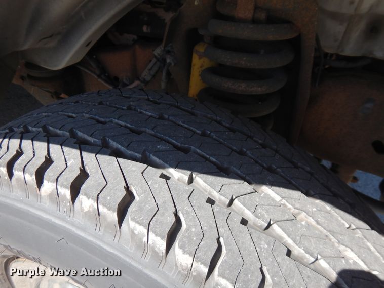 image for item FN9365 2005 Ford E350 Super Duty  shuttle bus