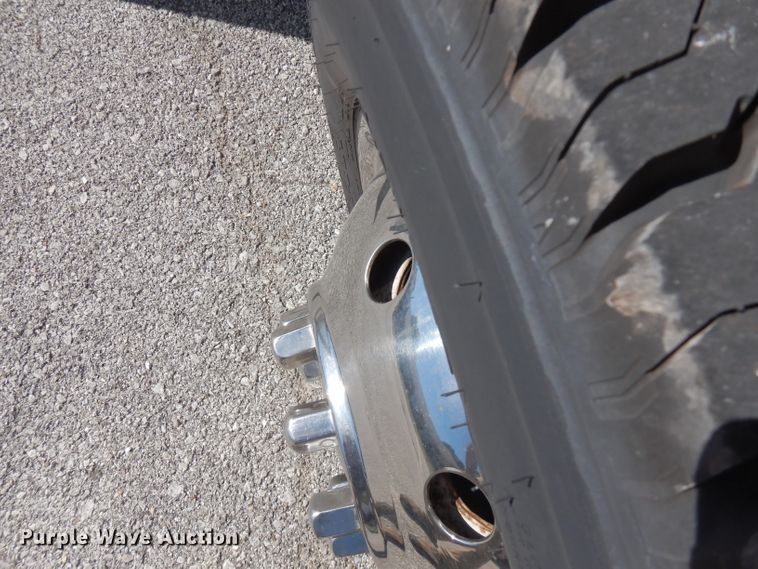 image for item FN9365 2005 Ford E350 Super Duty  shuttle bus