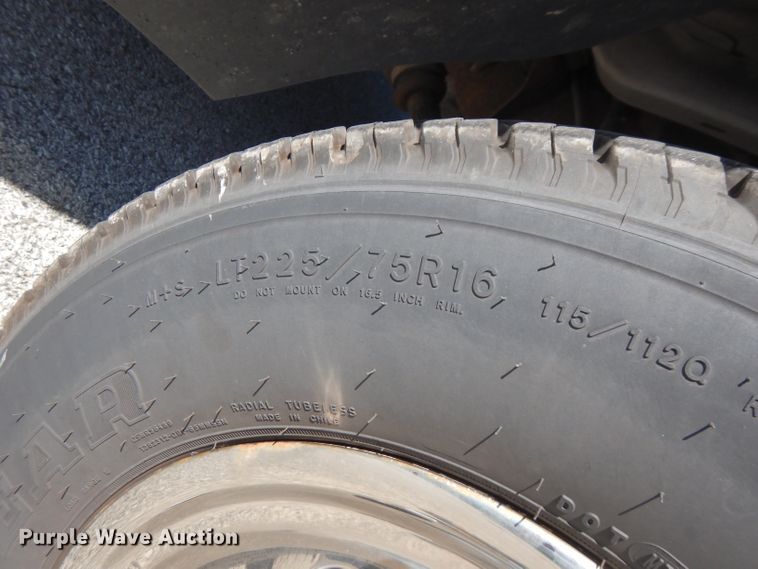 image for item FN9365 2005 Ford E350 Super Duty  shuttle bus