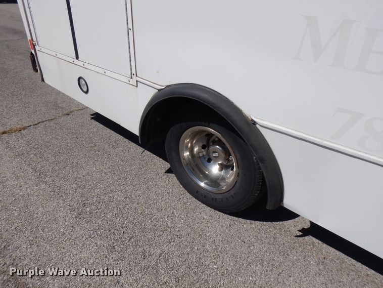 image for item FN9365 2005 Ford E350 Super Duty  shuttle bus