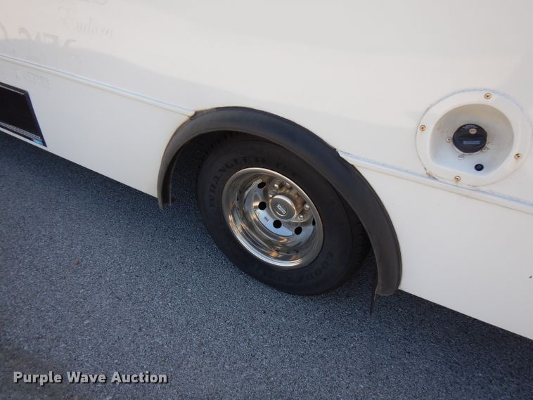 image for item FN9365 2005 Ford E350 Super Duty  shuttle bus