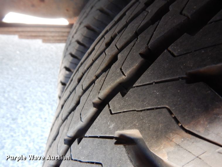 image for item FN9365 2005 Ford E350 Super Duty  shuttle bus