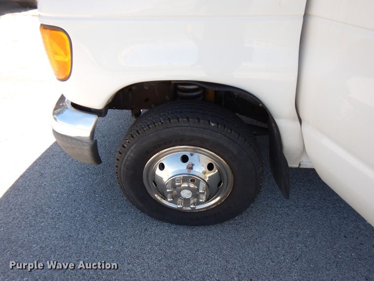 image for item FN9365 2005 Ford E350 Super Duty  shuttle bus