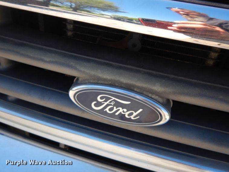 image for item FN9365 2005 Ford E350 Super Duty  shuttle bus