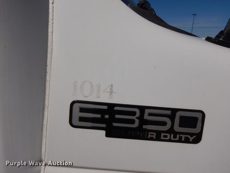 image for item FN9365 2005 Ford E350 Super Duty  shuttle bus