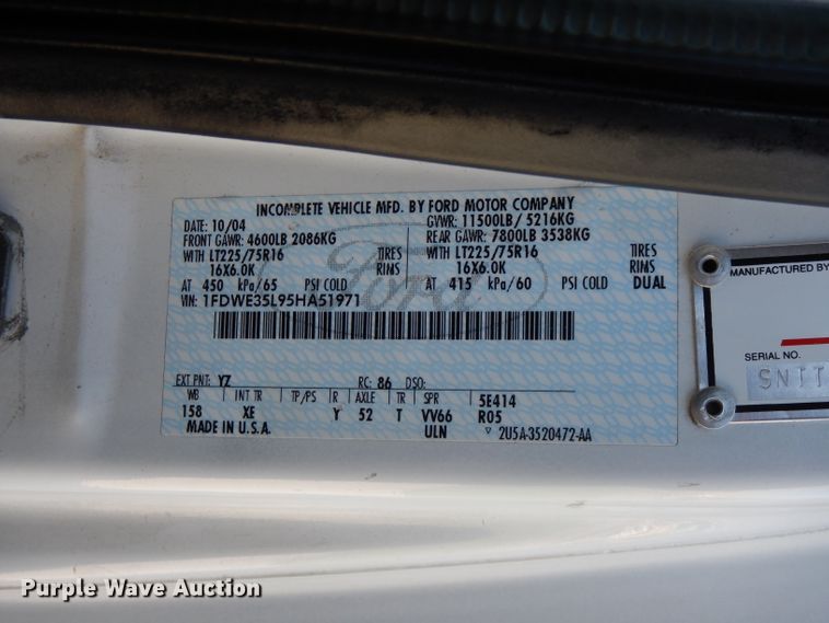 image for item FN9365 2005 Ford E350 Super Duty  shuttle bus