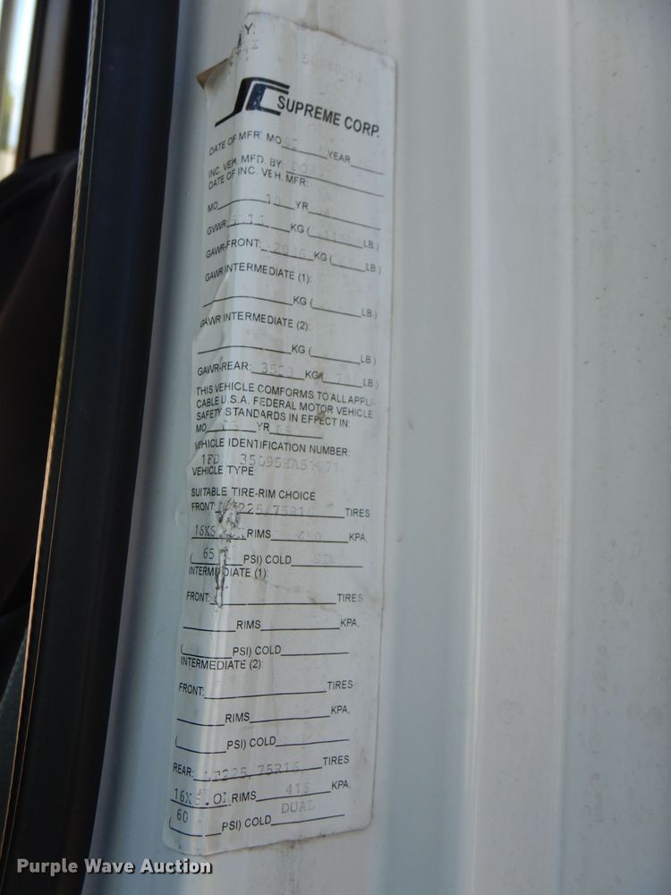 image for item FN9365 2005 Ford E350 Super Duty  shuttle bus