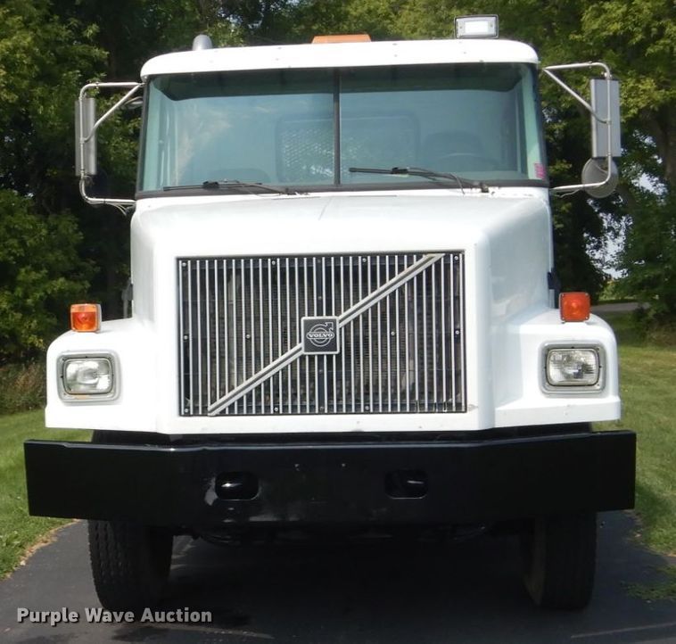 image for item FT9131 1996 Volvo WG  rollback truck