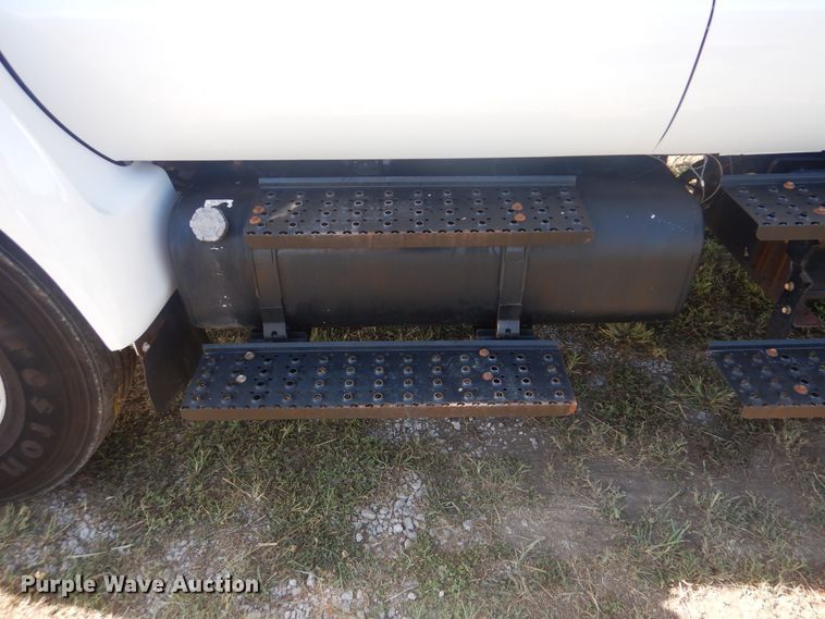 image for item GM9134 2008 Ford F750 Super Duty  utilty truck