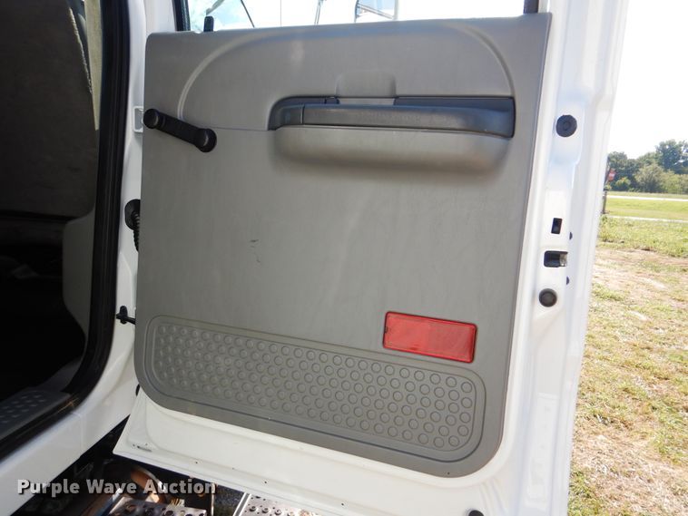 image for item GM9134 2008 Ford F750 Super Duty  utilty truck