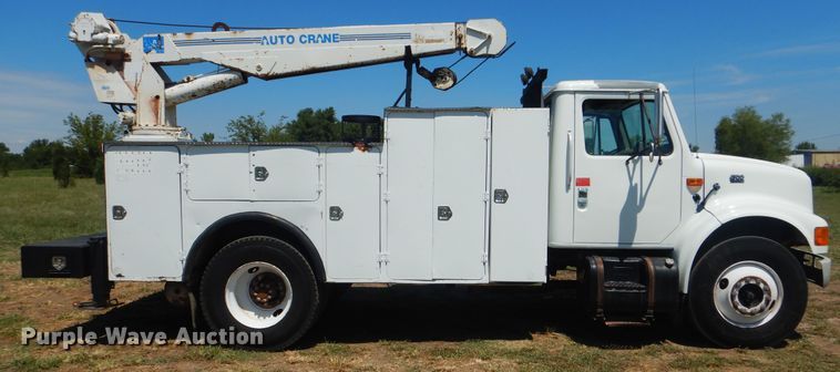 image for item GM9141 2002 International 4700  utility truck with crane
