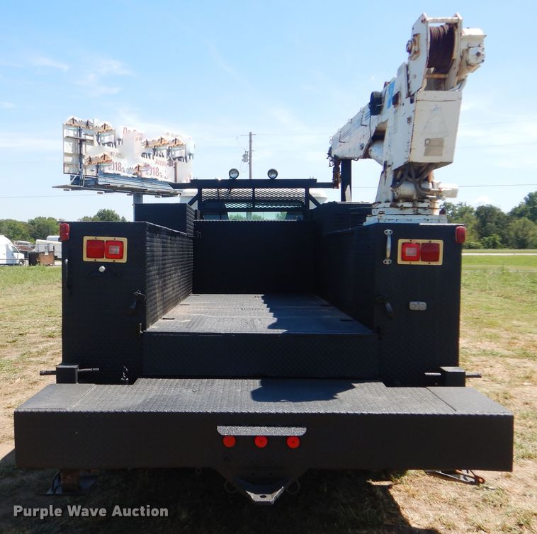 image for item GM9141 2002 International 4700  utility truck with crane