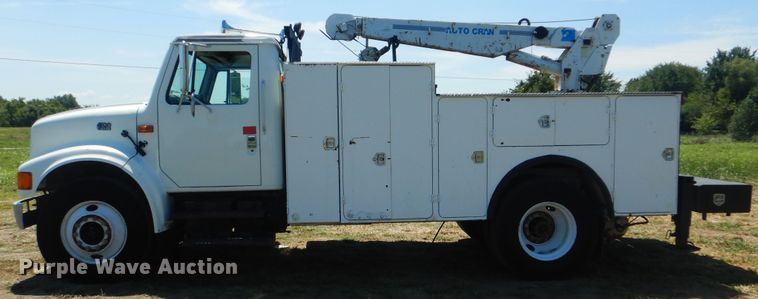 image for item GM9141 2002 International 4700  utility truck with crane