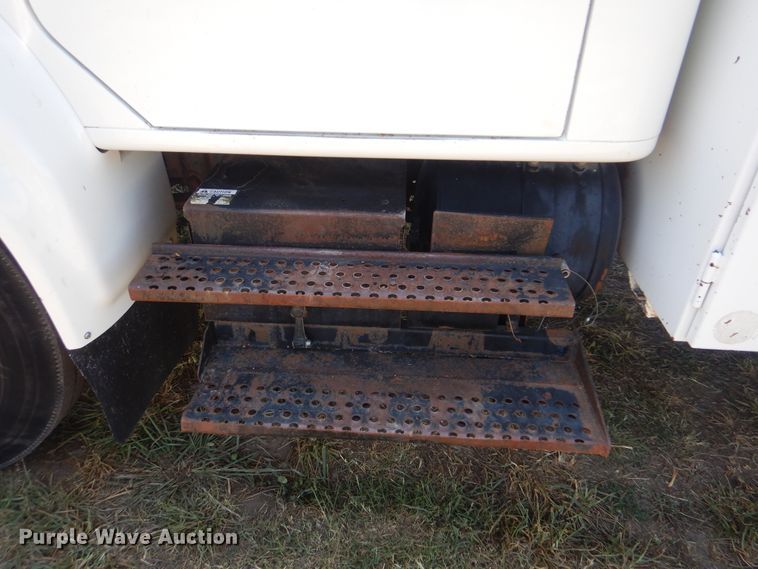 image for item GM9141 2002 International 4700  utility truck with crane